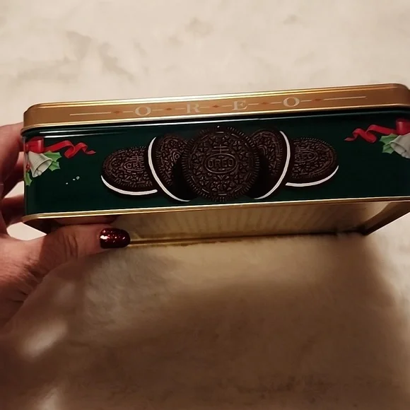 OREO UNLOCK THE MAGIC TIN CHRISTMAS CAN. 1993 - Picture 3 of 7